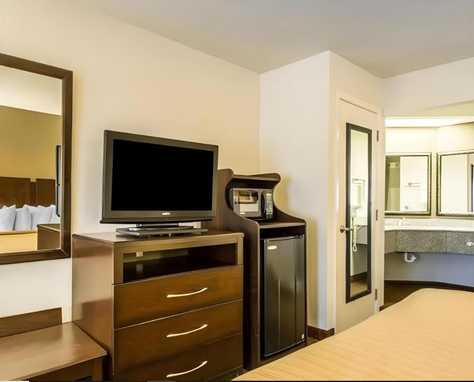 Quality Inn & Suites Near פנמה סיטי ביץ' מראה חיצוני תמונה